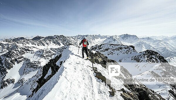 Skitourengeher am Gipfel des Sulzkogel  AUsblick auf die Gipfel der Stubaier Alpen  Bergpanorama  Kühtai  Stubaier Alpen  Tirol  Österreich  Europa