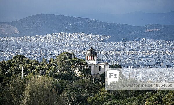Blick über Häuser von Athen im Abendlicht  mit Nationalem Observatorium am Philopappos Hügel  im Abendlicht  Athen  Attika  Griechenland  Europa