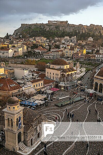 Ausblick über die Altstadt von Athen  mit Kirche Panagia Pantanassa  Tzisdarakis Moschee und Akropolis  Monastiraki-Platz  im Abendlicht  Athen  Attika  Griechenland  Europa