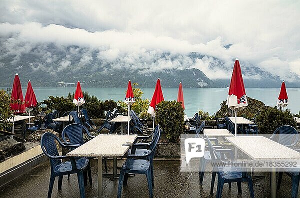 Leeres Restaurant  Café  schlechtes Wetter an der Seepromenade am Brienzersee  Brienz  Kanton Bern  Berner Oberland  Schweiz  Europa