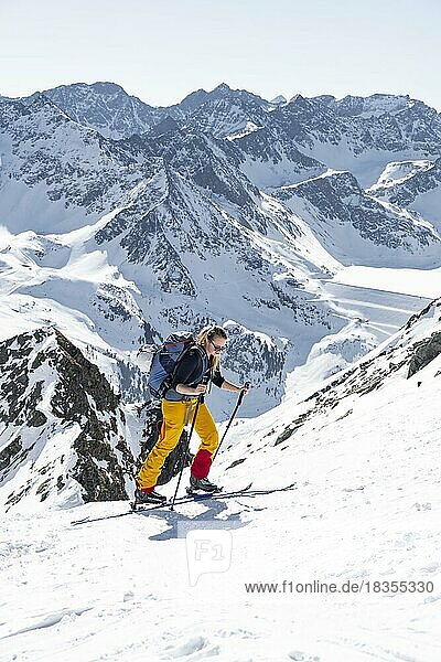 Skitourengeher bei gutem Wetter  Stubaier Alpen  Berge im Winter  Kühtai  Tirol  Österreich  Europa