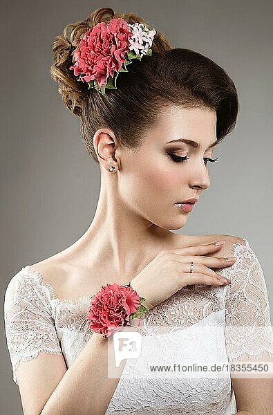 Porträt einer schönen Frau in der Gestalt der Braut mit Blumen im Haar. Bild im Studio auf einem schwarzen Hintergrund genommen