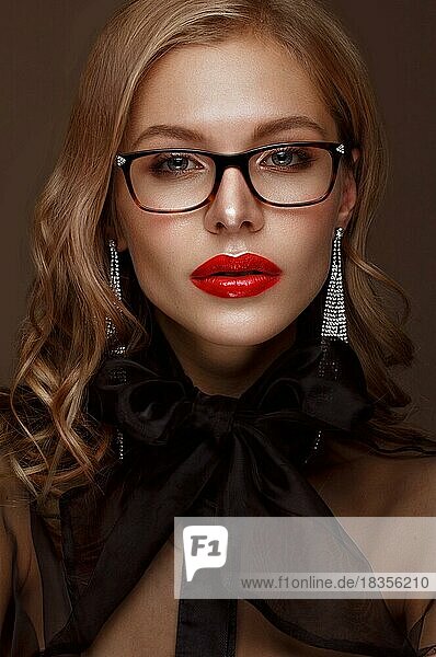 Schönes Mädchen in stilvoller Kleidung mit Brille für Vision und rote sexy Lippen. Schönheit Gesicht. Foto im Studio aufgenommen