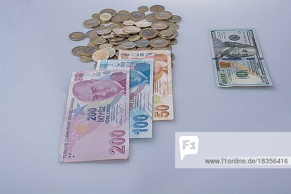 Amerikanische Dollar und Türkische Lira Banknoten und Münzen Seite an Seite