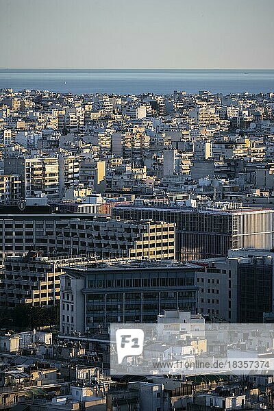 Blick über Häuser von Athen im Abendlicht  Athen  Attika  Griechenland  Europa
