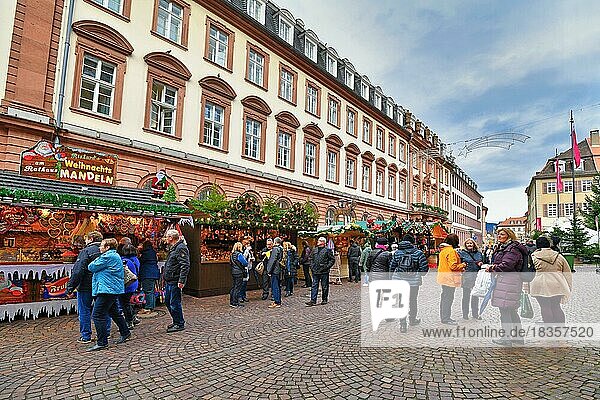 Geschmückte Verkaufsstände mit Passanten auf dem traditionellen Weihnachtsmarkt in der Heidelberger Altstadt  Heidelberg  Deutschland  Europa