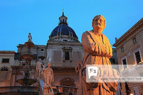 In der Altstadt von Palermo  an der Piazza Pretoria  Brunnenfigur des Brunnens Fontana Pretoria und die Kirche Santa Caterina  Sizilien  Italien  Europa