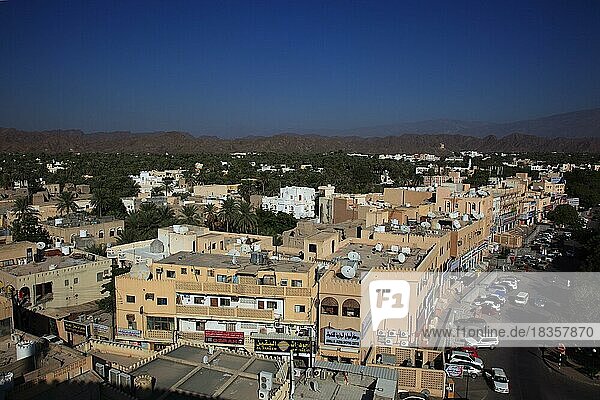Blick vom Fort auf die Stadt und die Palmengärten von Nizwa. Nizwa ist das Zentrum des omanischen Kernlandes. Die Oasenstadt liegt am Südrand des Hadschar-Gebirges nahe dem Dschabal al-Achdar  dem höchsten Bergmassiv Omans
