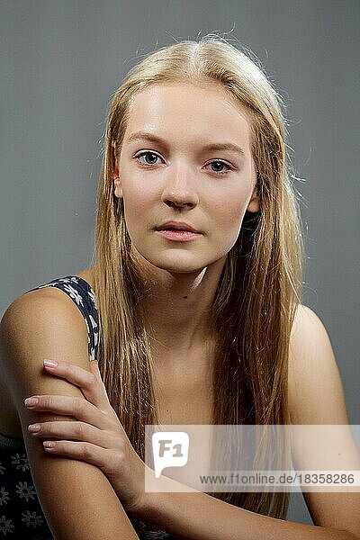 Close up Porträt eines hübschen Mädchens mit frischer gesunder Haut und glattem blonden Haar