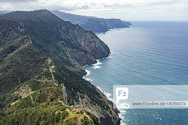 Ausblick auf mit Wald bewachsene Steilklippen und Berge  Küste und Meer  Küstenlandschaft  Wanderweg Vereda do Larano  Madeira  Portugal  Europa