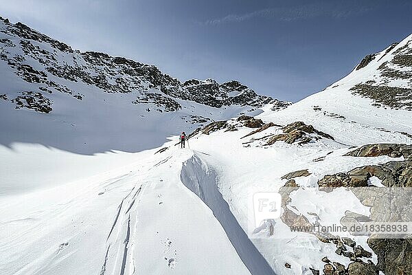 Ski tourers in a high valley  climbing Sulzkogel  Sonnenstern  Kühtai  Stubai Alps  Tyrol  Austria  Europe