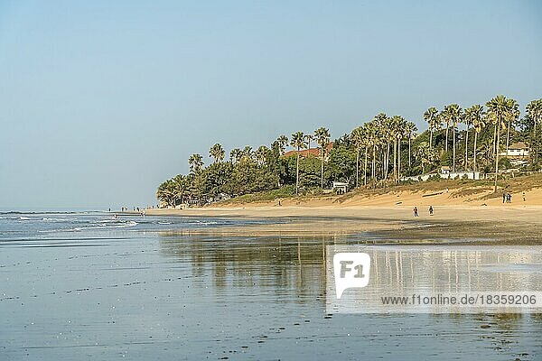 Spiegelung bei Ebbe am Strand von Fajara  Kanifing  Bakau  Gambia  Westafrika  Afrika
