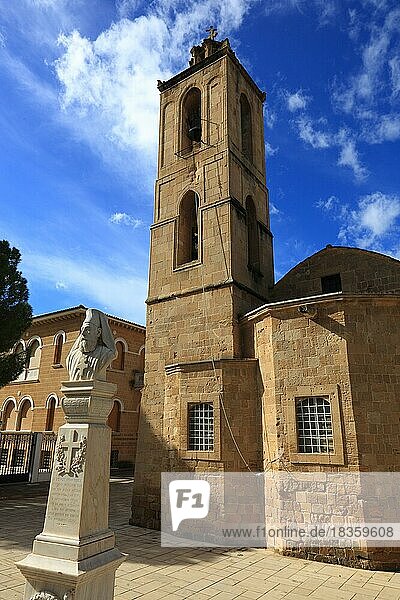 Nikosia  Lefkosia  Turm der Johanneskathedrale  Johannes Kathedrale und Statue am Kyprianou Square  Zypern  Europa