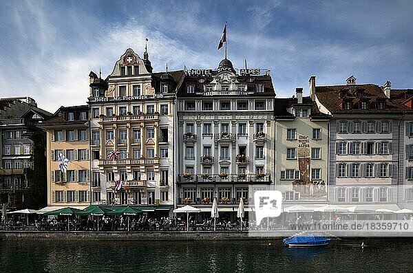 Blick von der Kapellbrücke auf Hotelpromenade  Hotel des Alpes  Altstadt  Luzern  Schweiz  Europa