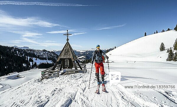 Skitourengeher bei einer Kapelle an der Hochalm  Aufstieg zum Sonntagshorn  Chiemgauer Alpen  Bayern  Deutschland  Europa