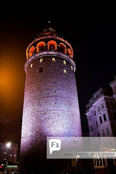 Nachtansicht des Galata-Turms aus byzantinischer Zeit in Istanbul