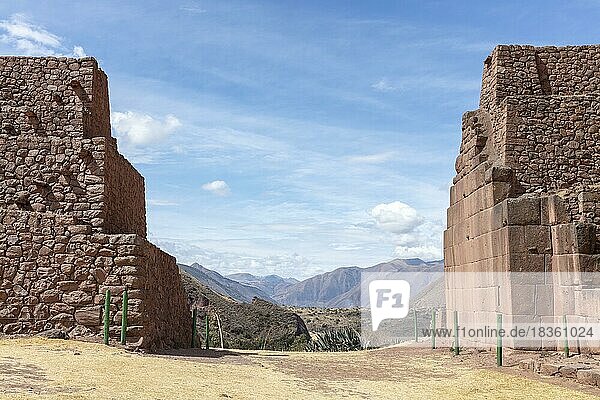 Portada de Rumicolca  auch Rumiqolqa  Huarcapay  Peru  Südamerika
