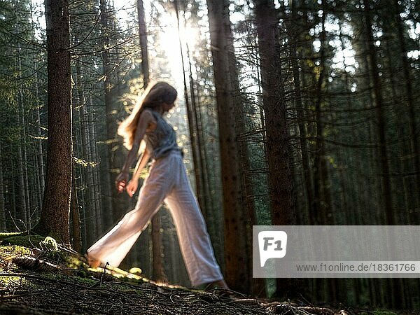 Junge Frau Mädchen Dame im Wald mit Gegenlicht Sonnenstrahlen