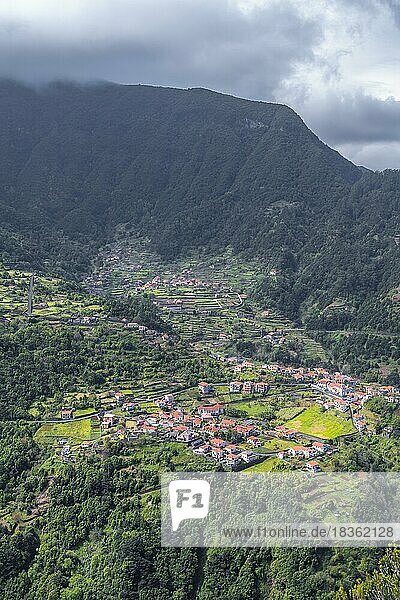Ortsansicht und Berge  Boaventura  Madeira  Portugal  Europa