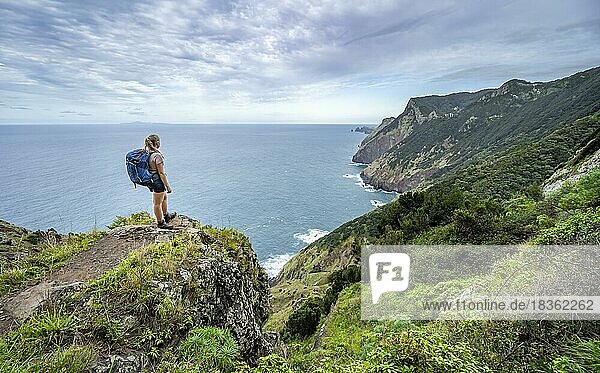 Wanderin am Wanderweg Vereda do Larano  Steilküste  Madeira  Portugal  Europa