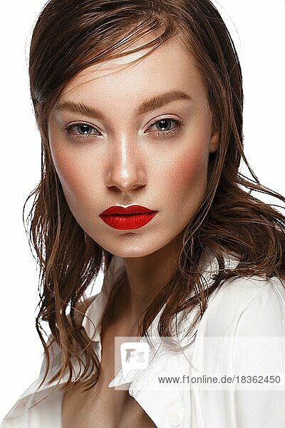 Schöne sexy Frau mit klassischem Make-up  Mode Haare und rote Lippen. Schönes Gesicht. Foto im Studio aufgenommen