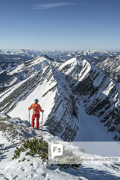 Skitourengeher am Gipfel des Sonntagshorn  hinten verschneite Gipfel des Hirscheck und Vorderlahnerkopf  Bergpanorama  Chiemgauer Alpen  Bayern  Deutschland  Europa