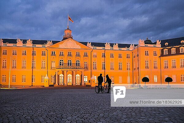 Beleuchtetes Schloss in Karlsruhe  Deutschland  zur blauen Stunde  Europa