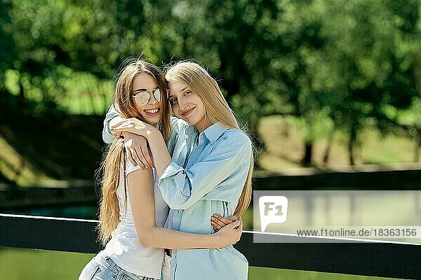 Zwei schöne junge Frauen  die sich umarmen