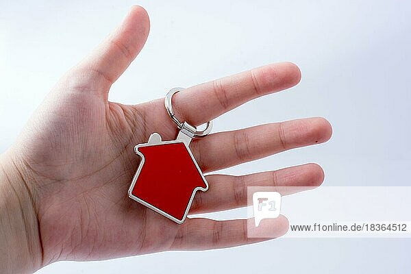 Immobilienkonzept mit einem Metallhaus-Symbol in der Hand