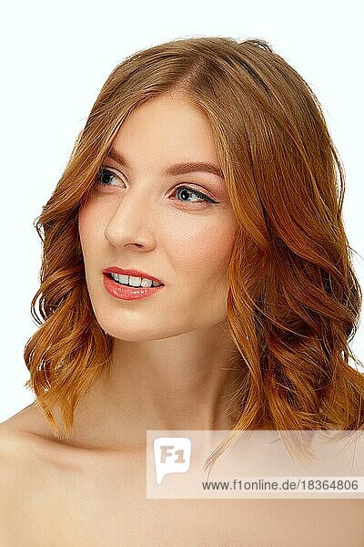 Gesicht einer schönen jungen Frau mit blauen Augen und roten Lippen. Schönheit Porträt  frische Haut. Natürliches Make-up