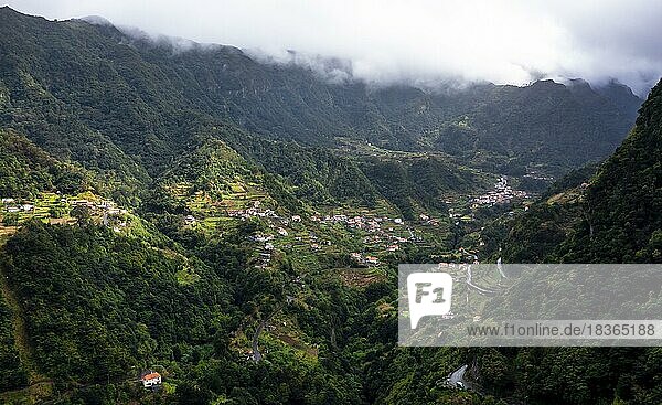 Häuser und Berge  Landschaft bei Boaventura  Madeira  Portugal  Europa