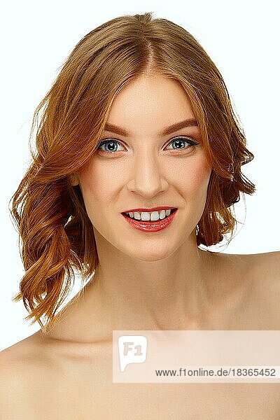 Gesicht einer schönen jungen Frau mit blauen Augen und roten Lippen. Schönheit Porträt  frische Haut. Natürliches Make-up