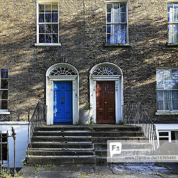 Typische Reihenhäuser mit bunten Türen  blau und rot  Hauseingang mit Treppe  Dublin  Irland  Europa