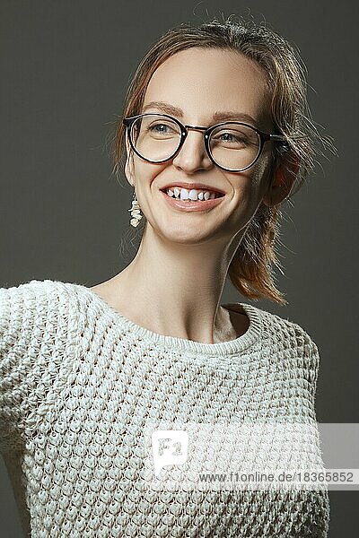 Porträt eines lächelnden glücklichen Mädchens mit Brille