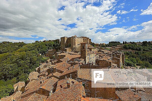 Mittelalterliche Stadt Sorano  Blick über die Dächer der Altstadt auf die Fortezza Orsini  Toskana  Italien  Europa