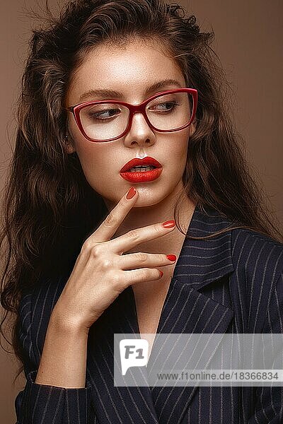 Schönes Mädchen in stilvoller Kleidung mit Brille für Vision. Schönes Gesicht. Foto im Studio aufgenommen