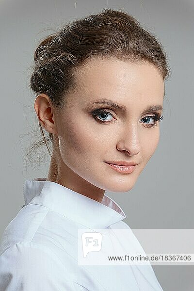 Gesicht einer schönen jungen Frau mit blauen Augen und langen Wimpern. Schönheit Porträt  frische Haut. Natürliches Make-up