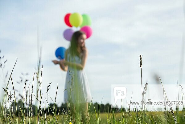 Kleines Mädchen mit Luftballons. Sommerferien  Feier  Kinder glücklich kleines Mädchen mit bunten Luftballons. Porträt eines glücklichen Teenagers oder Preteen. Childs Geburtstagsparty  feiern  Urlaub