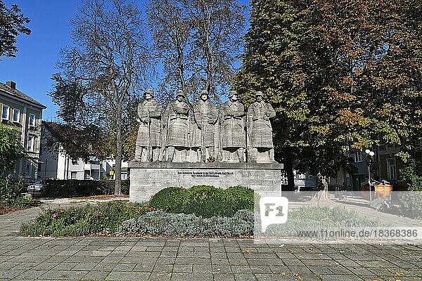 Steinernes Kriegerdenkmal mit der Darstellung von fünf Soldaten des Infanterieregiments Prinz Carl Nr. 118 in der Stadt Worms  Worms  Deutschland  Europa