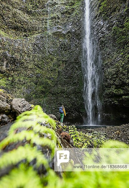 Wanderin am Wasserfall Caldeirão Verde am PR9 Levada do Caldeirão Verde  Madeira  Portugal  Europa