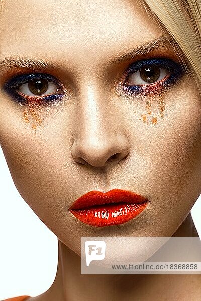 Schönes Mädchen mit hellen farbigen Make-up und orange Lippen. Schönheit im Gesicht. Fotos im Studio geschossen