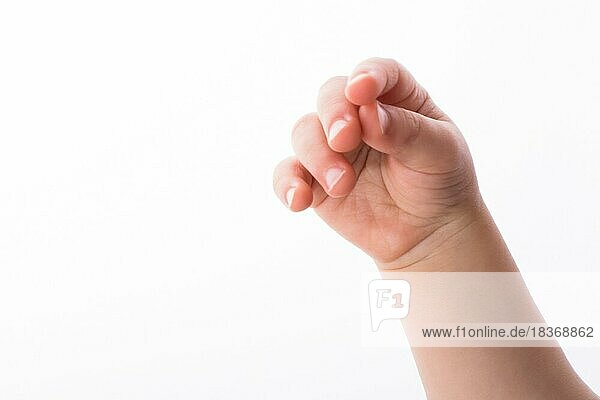 Hand eines Babys auf weißem Hintergrund