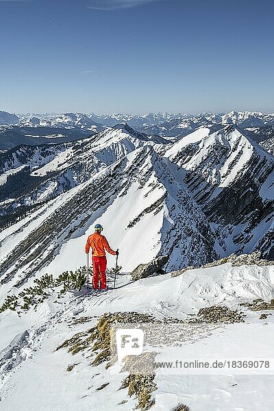 Skitourengeher am Gipfel des Sonntagshorn  hinten verschneite Gipfel des Hirscheck und Vorderlahnerkopf  Bergpanorama  Chiemgauer Alpen  Bayern  Deutschland  Europa