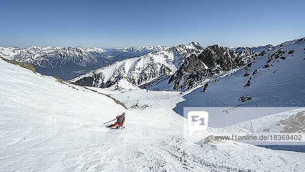 Skifahrer bei der Abfahrt vom Pirchkogel im Schneetal  Ausblick auf verschneite Berggipfel  Kühtai  Stubaier Alpen  Tirol  Österreich  Europa