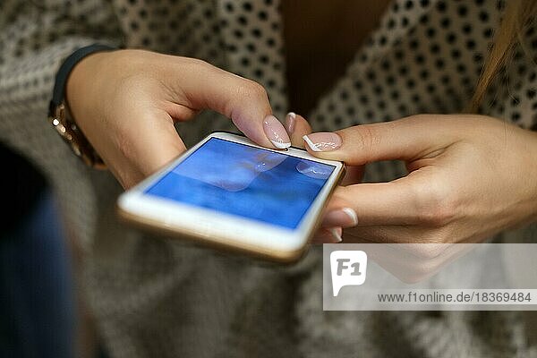 Selektivfokus-Foto eines Smartphones in der Hand. Mädchen mit Touchscreen-Smartphone