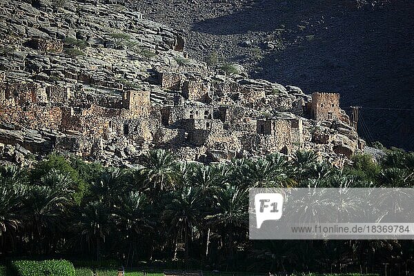 Verlassene Häuser der historischen Siedlung Ghul am Jebel Shams  Oman  Asien