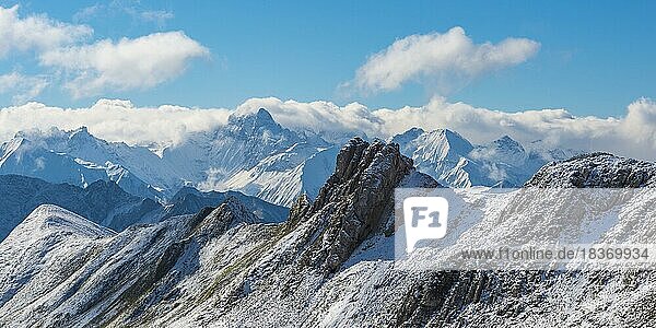 Ostseite der Höfats 2259m  vom Koblat-Höhenweg am Nebelhorn  Allgäuer Alpen  Allgäu  Bayern  Deutschland  Europa
