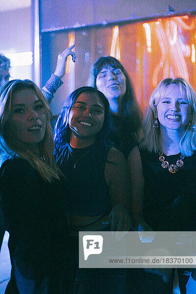 Porträt von glücklichen jungen gemischtrassigen Frauen  die sich gemeinsam in einem Nachtclub vergnügen