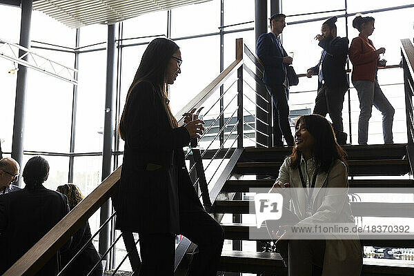 Geschäftskollegen diskutieren auf der Treppe während eines Seminars im Kongresszentrum