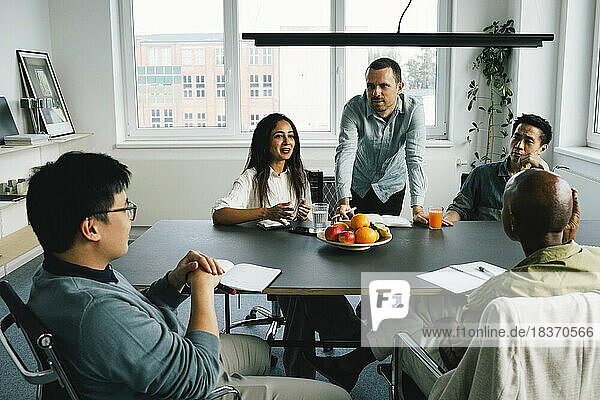 Geschäftskollegen planen am Schreibtisch sitzend während einer Besprechung im Büro